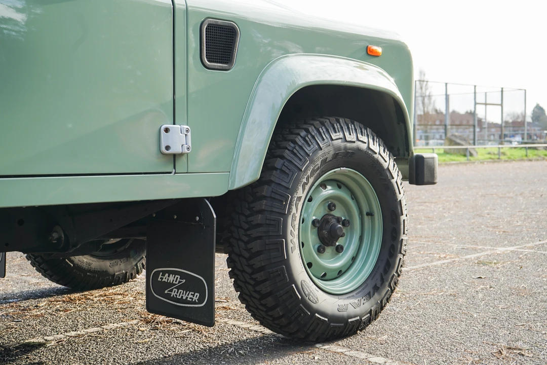 2015 Land Rover Defender 90 - Image 20 of 31