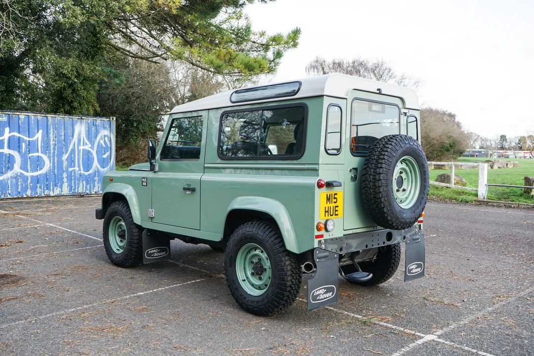2015 Land Rover Defender 90 - Image 10 of 31