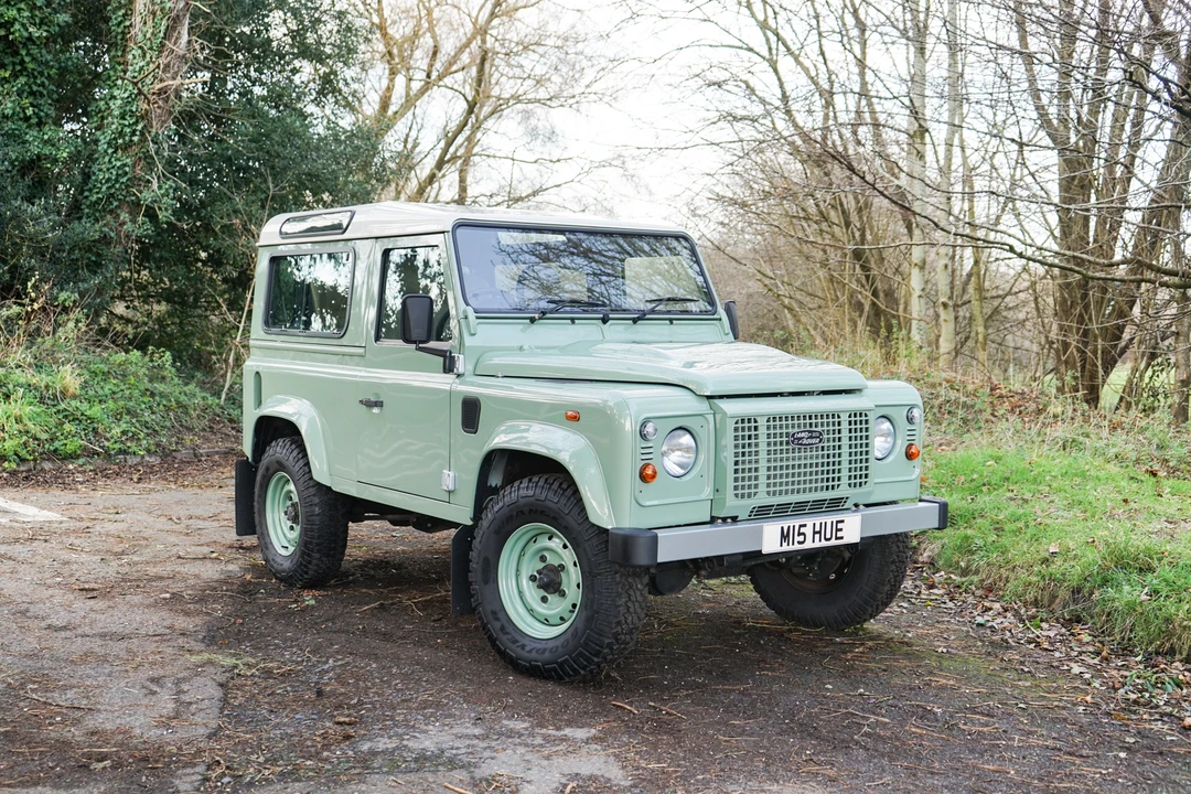 2015 Land Rover Defender 90 - Image 5 of 31