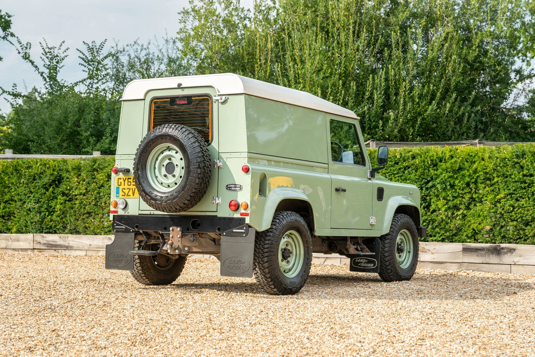 2015 Land Rover Defender 90 - Image 7 of 31