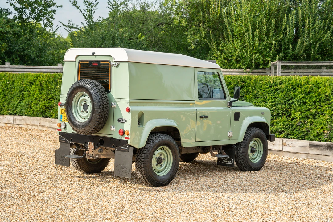 2015 Land Rover Defender 90 - Image 13 of 31