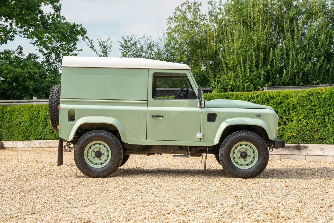 2015 Land Rover Defender 90 - Image 8 of 31