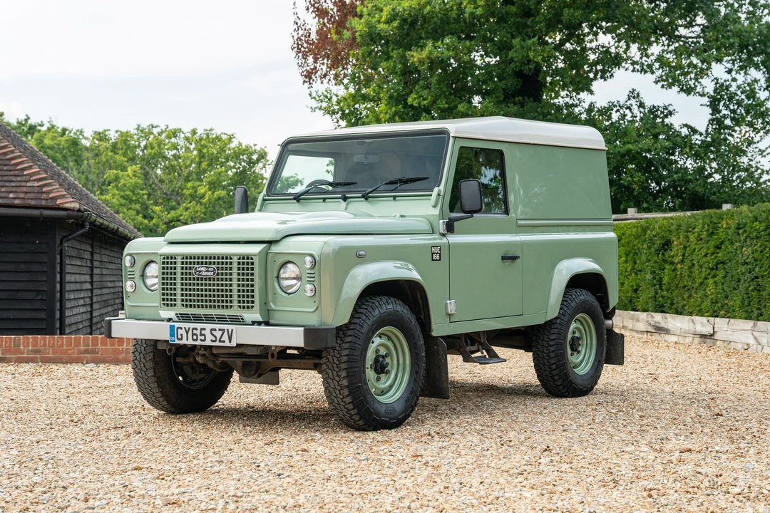 2015 Land Rover Defender 90 - Image 11 of 31
