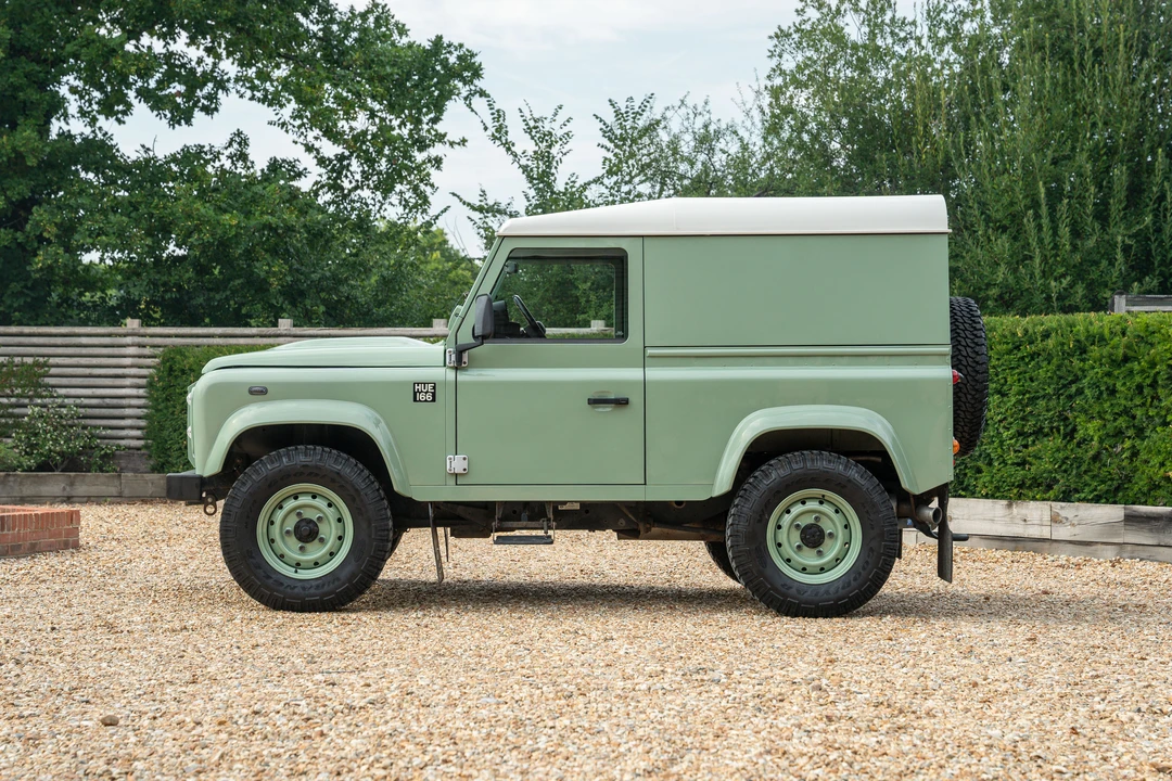 2015 Land Rover Defender 90 - Image 5 of 31