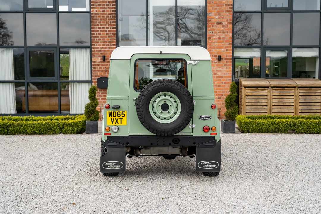 2015 Land Rover Defender 90 - Image 14 of 31