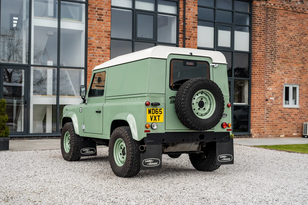 2015 Land Rover Defender 90 - Image 6 of 31