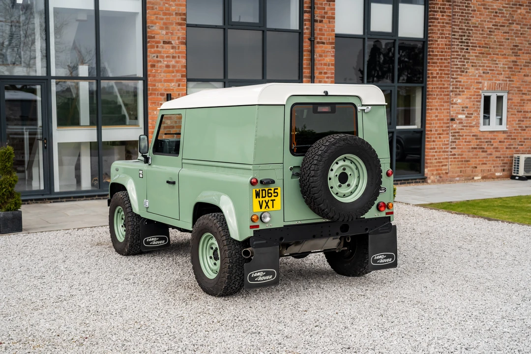 2015 Land Rover Defender 90 - Image 13 of 31