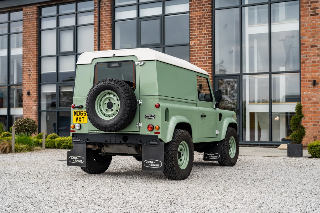2015 Land Rover Defender 90 - Image 8 of 31