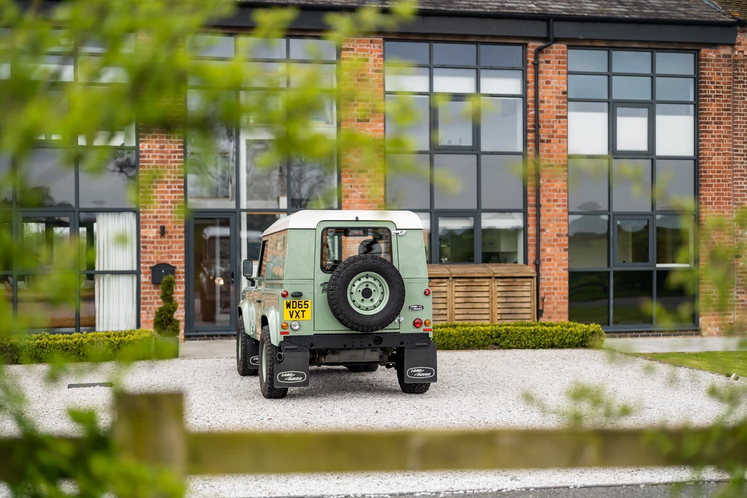 2015 Land Rover Defender 90 - Image 17 of 31