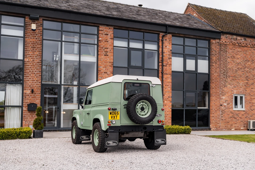 2015 Land Rover Defender 90 - Image 16 of 31