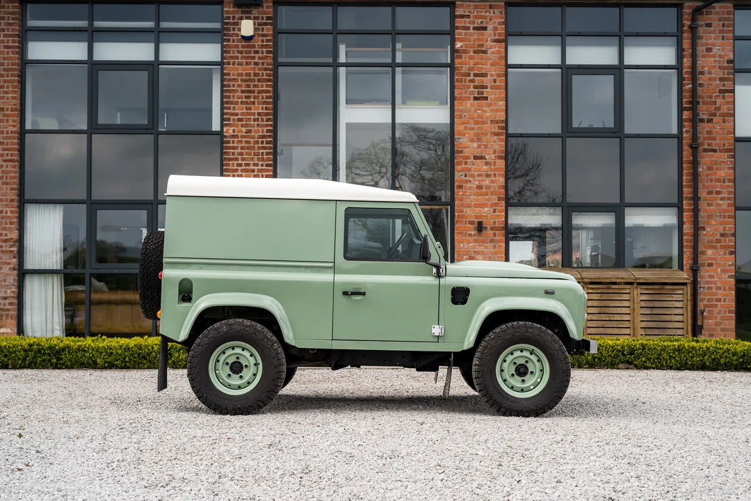 2015 Land Rover Defender 90 - Image 9 of 31