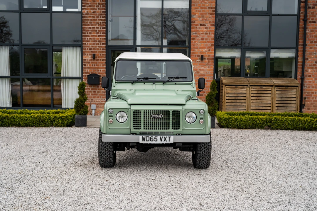 2015 Land Rover Defender 90 - Image 11 of 31