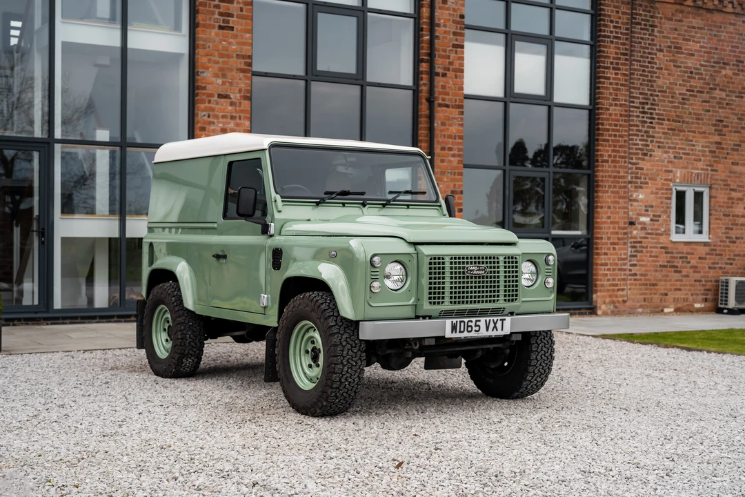 2015 Land Rover Defender 90 - Image 15 of 31