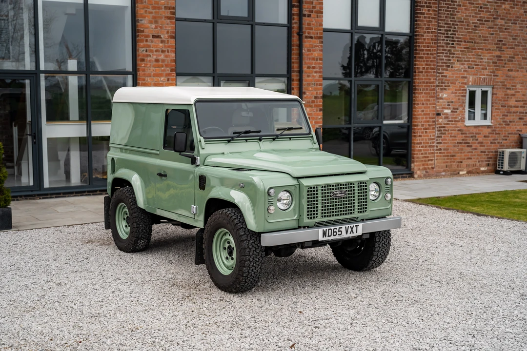2015 Land Rover Defender 90 - Image 10 of 31