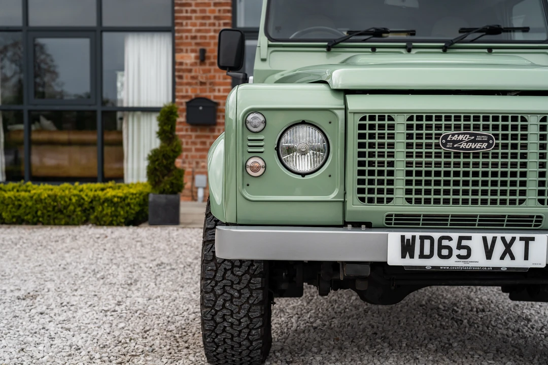 2015 Land Rover Defender 90 - Image 19 of 31