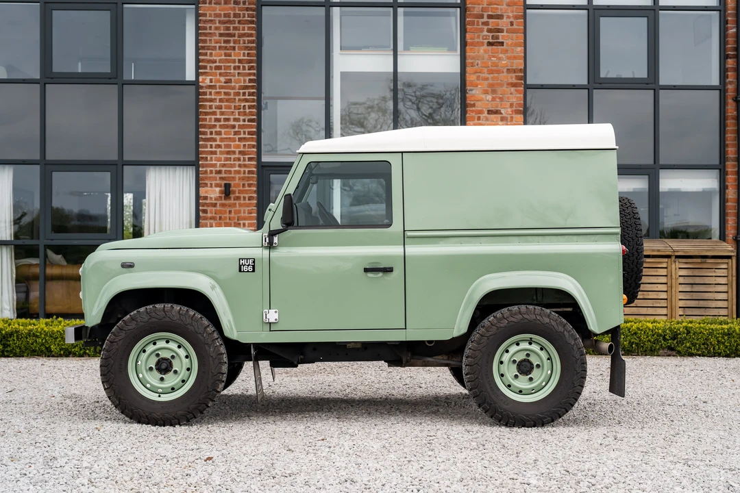 2015 Land Rover Defender 90 - Image 5 of 31
