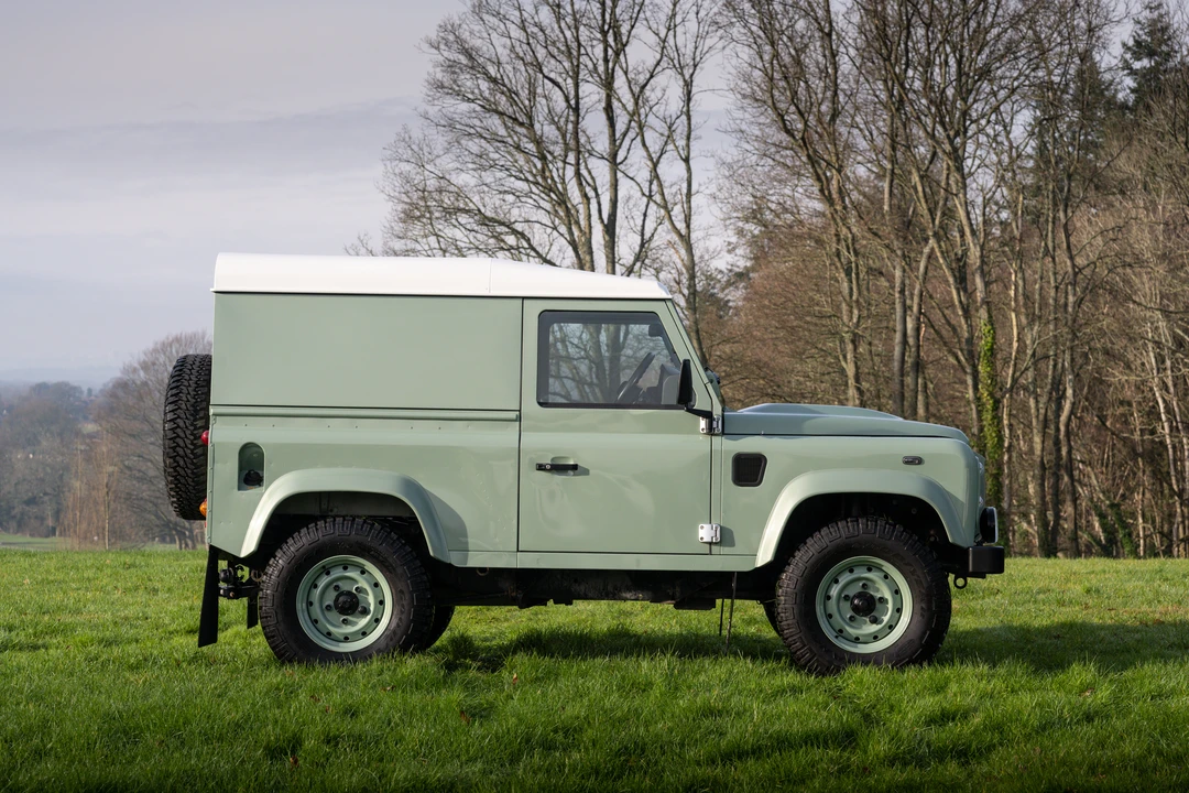 2015 Land Rover Defender 90 - Image 5 of 31
