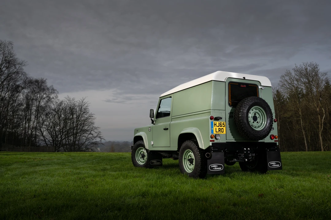 2015 Land Rover Defender 90 - Image 14 of 31