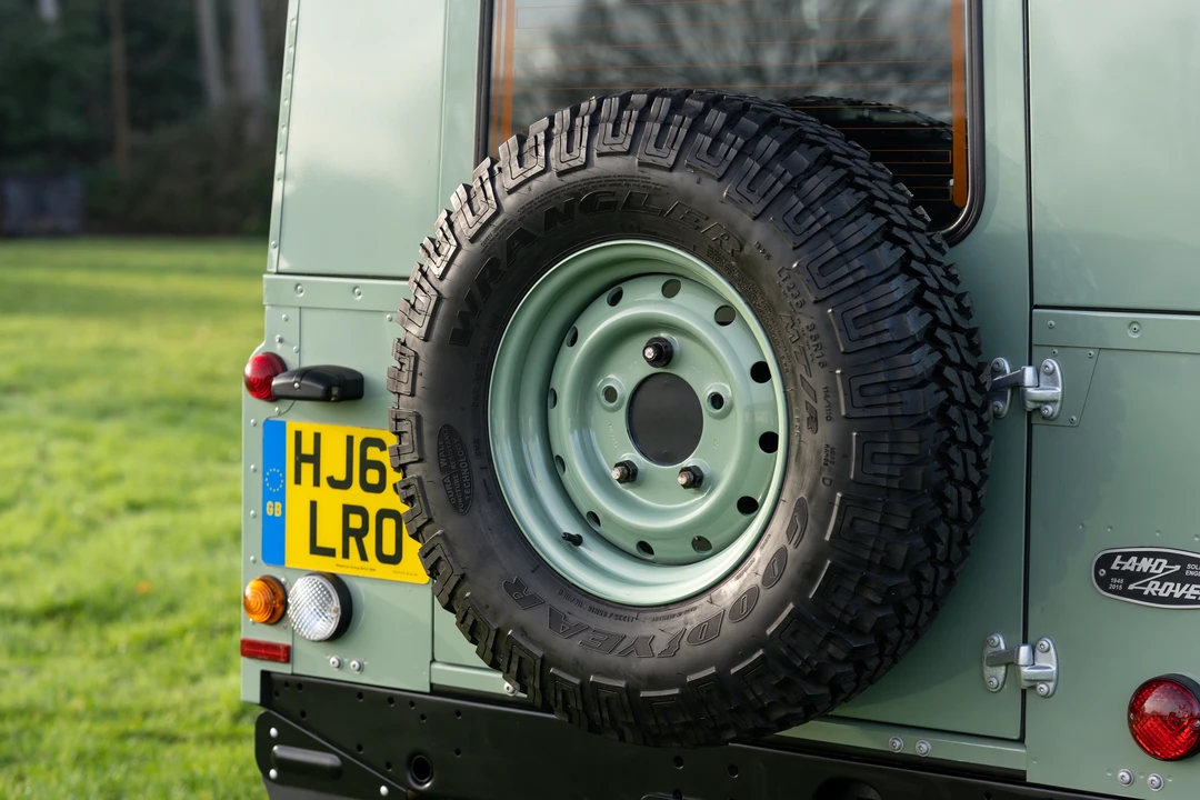2015 Land Rover Defender 90 - Image 25 of 31