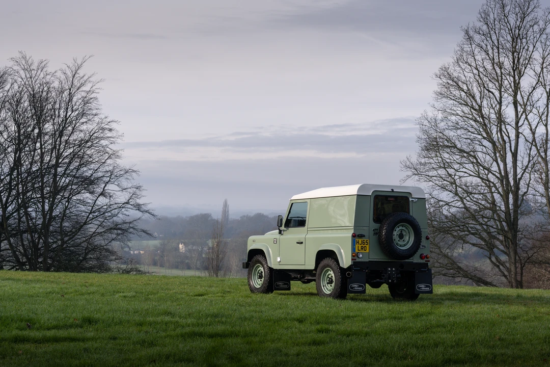 2015 Land Rover Defender 90 - Image 15 of 31