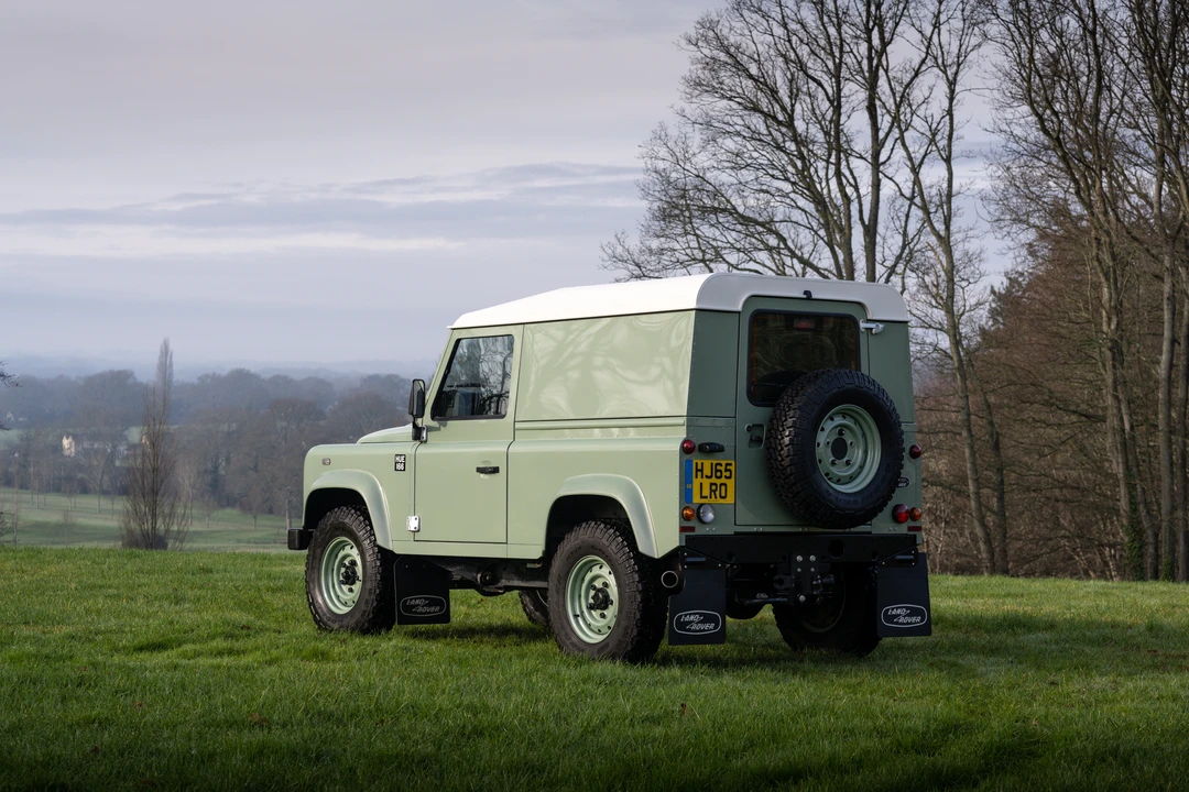 2015 Land Rover Defender 90 - Image 8 of 31