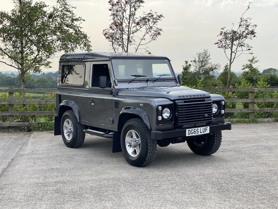 2015 Land Rover Defender 90 - Image 3 of 31