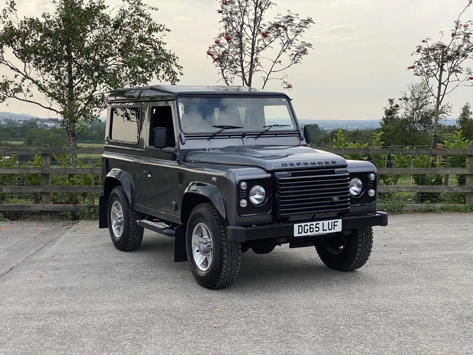 2015 Land Rover Defender 90 - Image 4 of 31