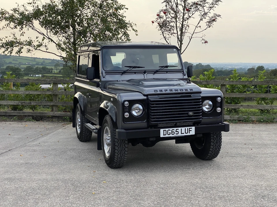 2015 Land Rover Defender 90 - Image 5 of 31