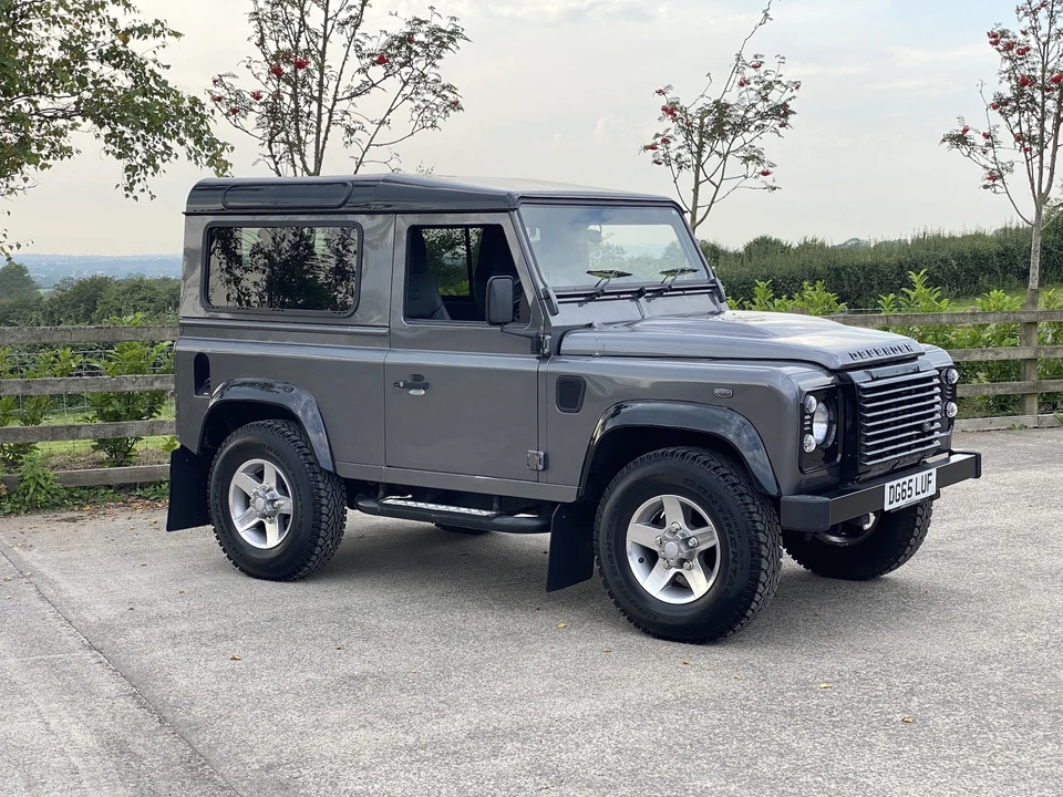 2015 Land Rover Defender 90 - Image 10 of 31