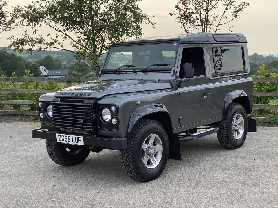 2015 Land Rover Defender 90 - Image 14 of 31