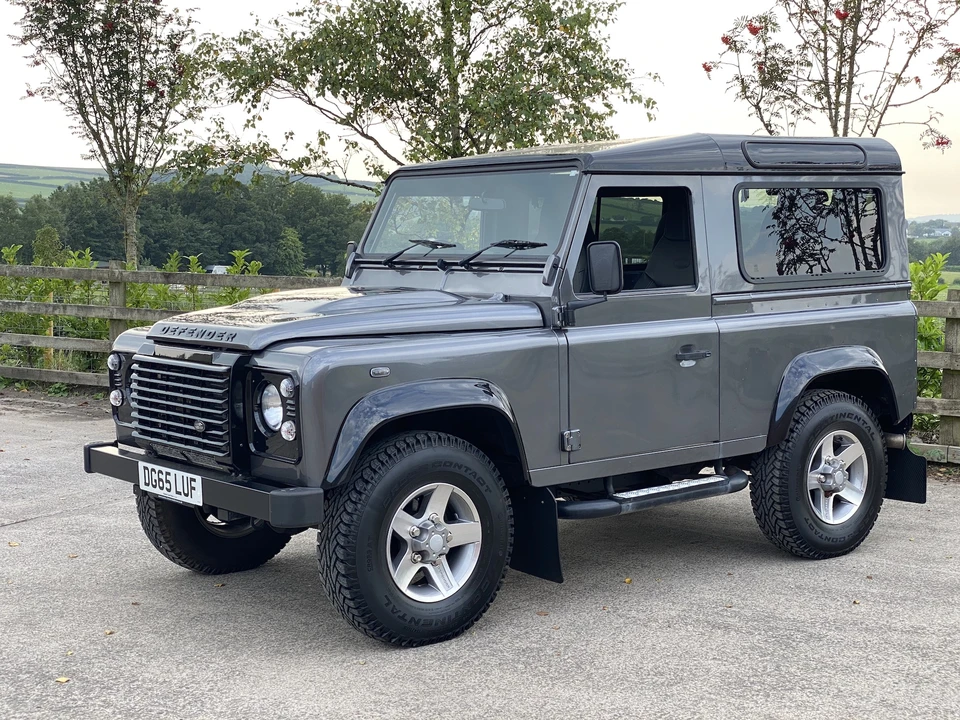 2015 Land Rover Defender 90 - Image 15 of 31
