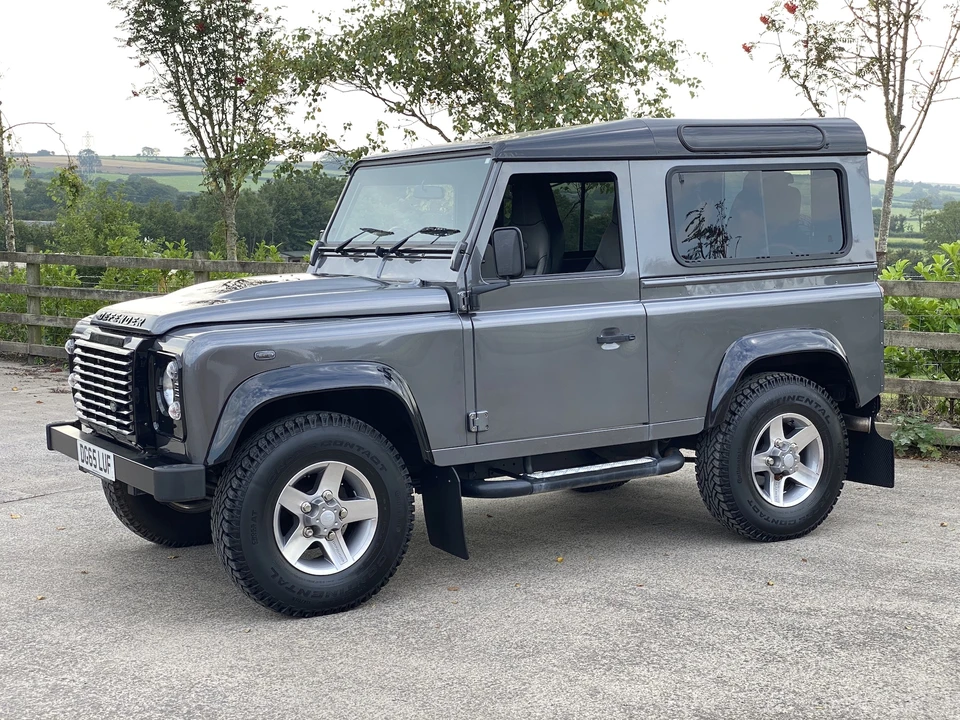 2015 Land Rover Defender 90 - Image 16 of 31