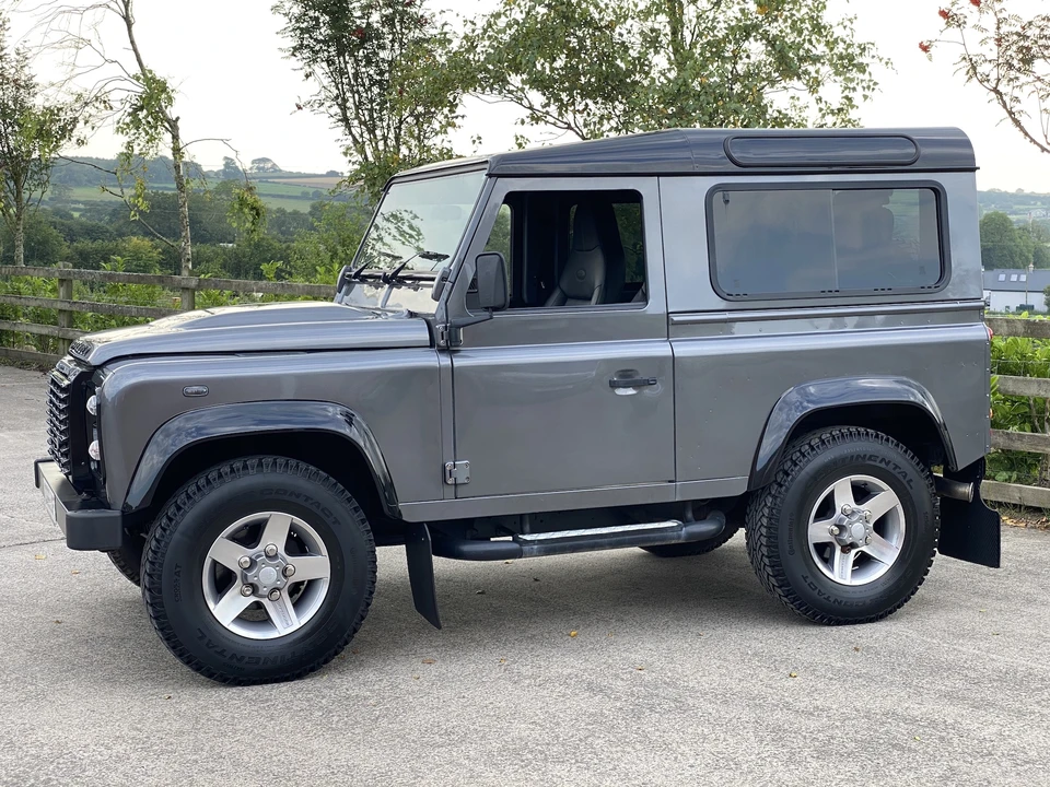 2015 Land Rover Defender 90 - Image 17 of 31