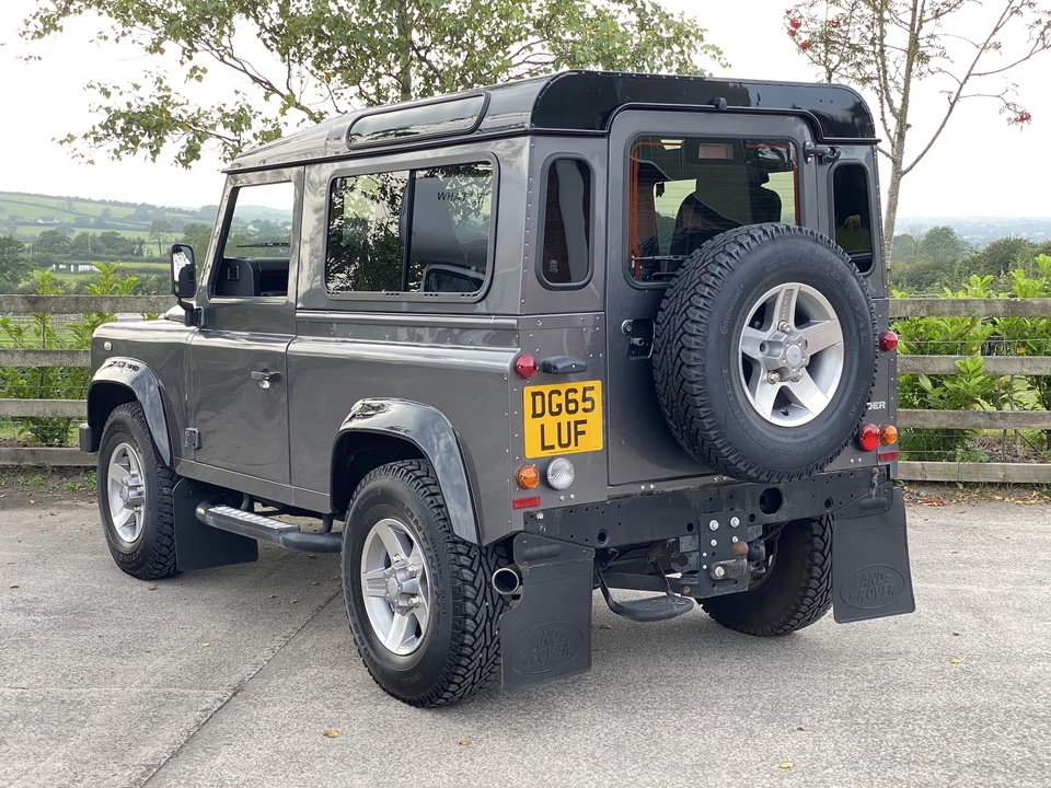 2015 Land Rover Defender 90 - Image 21 of 31