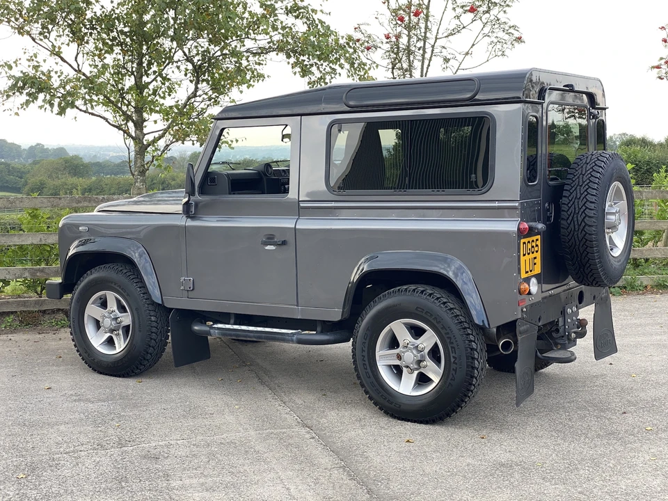 2015 Land Rover Defender 90 - Image 23 of 31