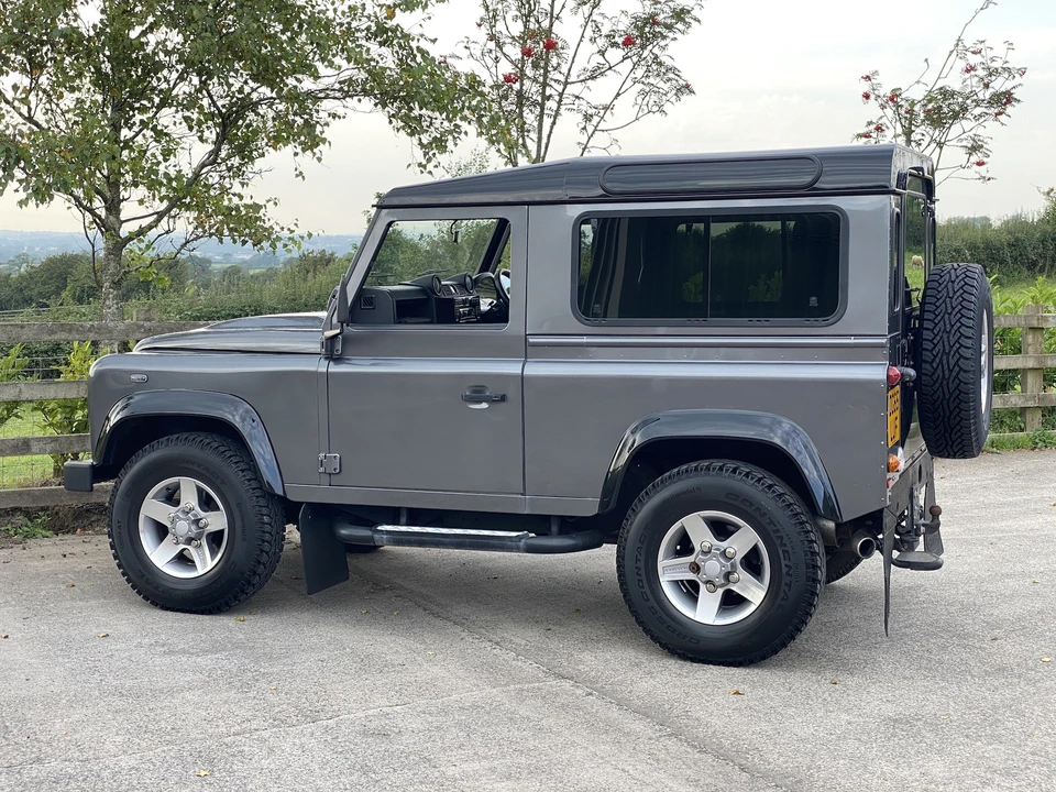 2015 Land Rover Defender 90 - Image 24 of 31