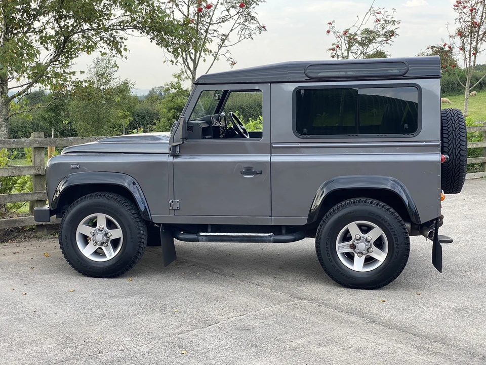 2015 Land Rover Defender 90 - Image 25 of 31