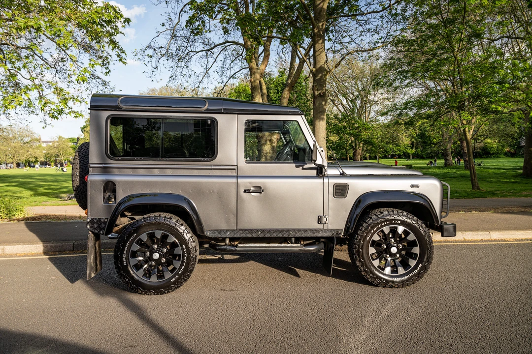 2015 Land Rover Defender 90 - Image 5 of 31