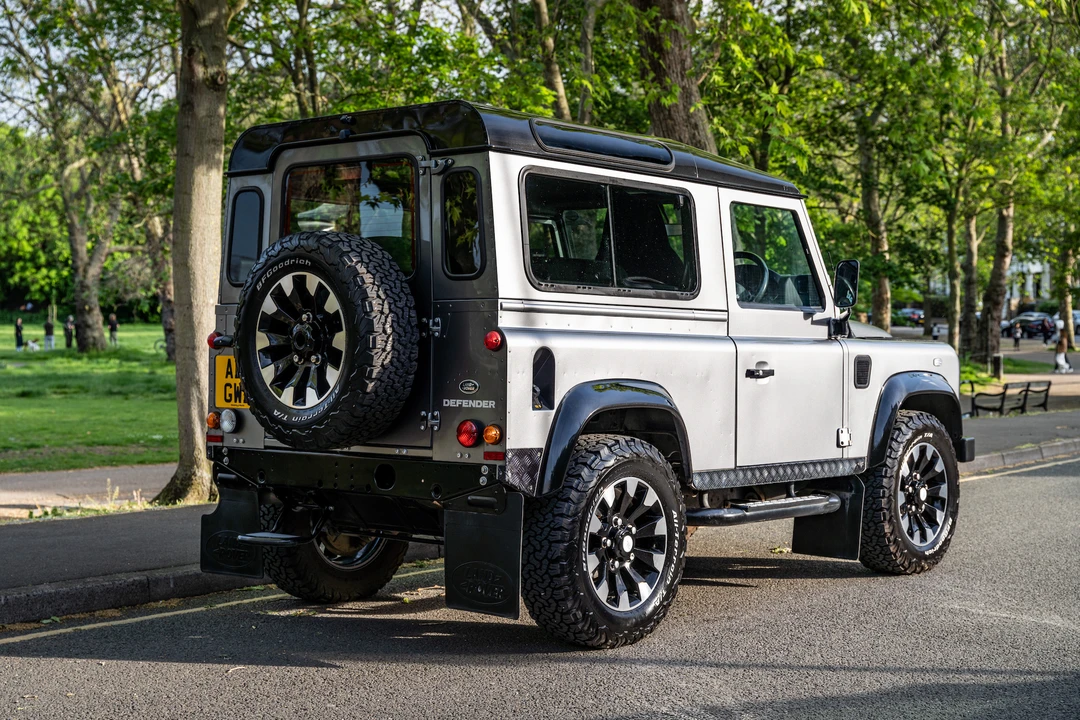 2015 Land Rover Defender 90 - Image 6 of 31