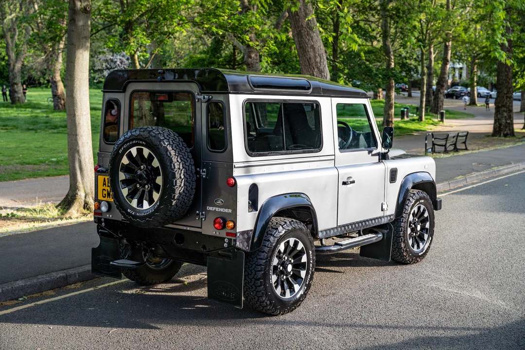 2015 Land Rover Defender 90 - Image 13 of 31