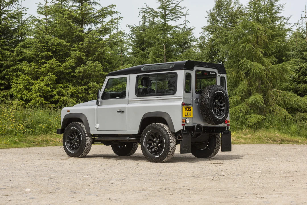 2015 Land Rover Defender 90 - Image 17 of 31