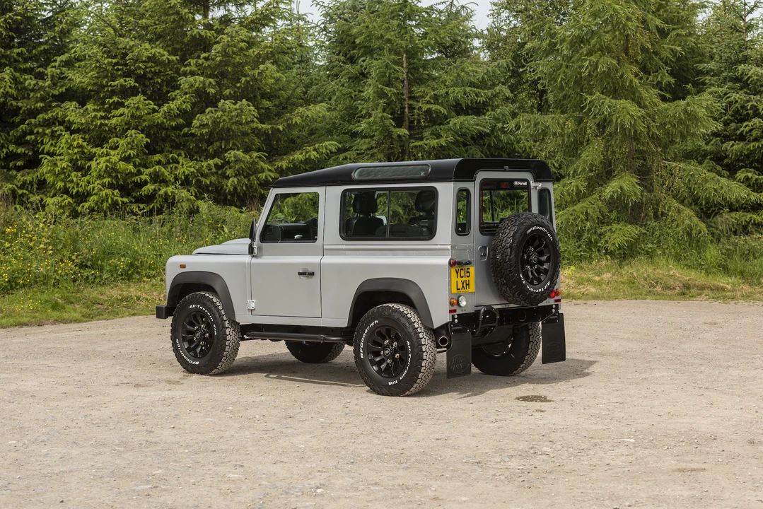 2015 Land Rover Defender 90 - Image 10 of 31