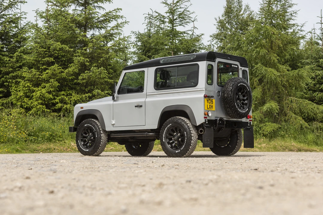 2015 Land Rover Defender 90 - Image 8 of 31