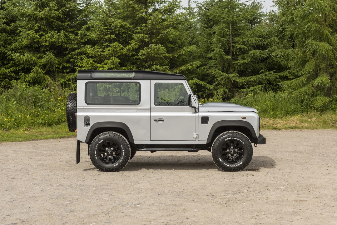 2015 Land Rover Defender 90 - Image 5 of 31