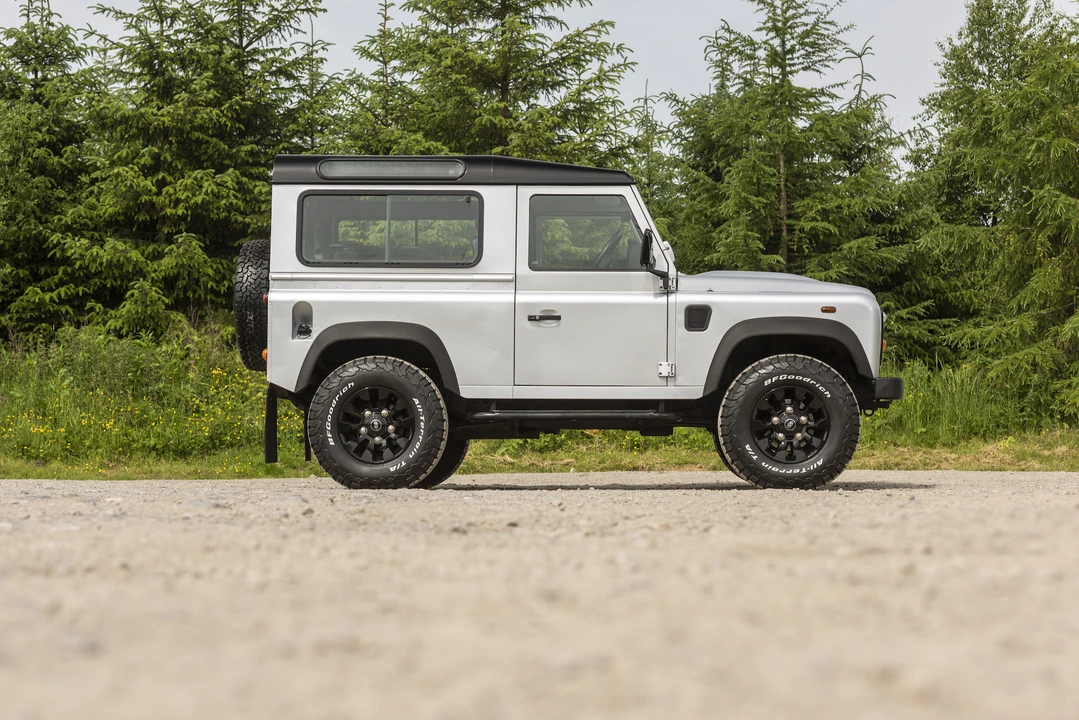 2015 Land Rover Defender 90 - Image 11 of 31