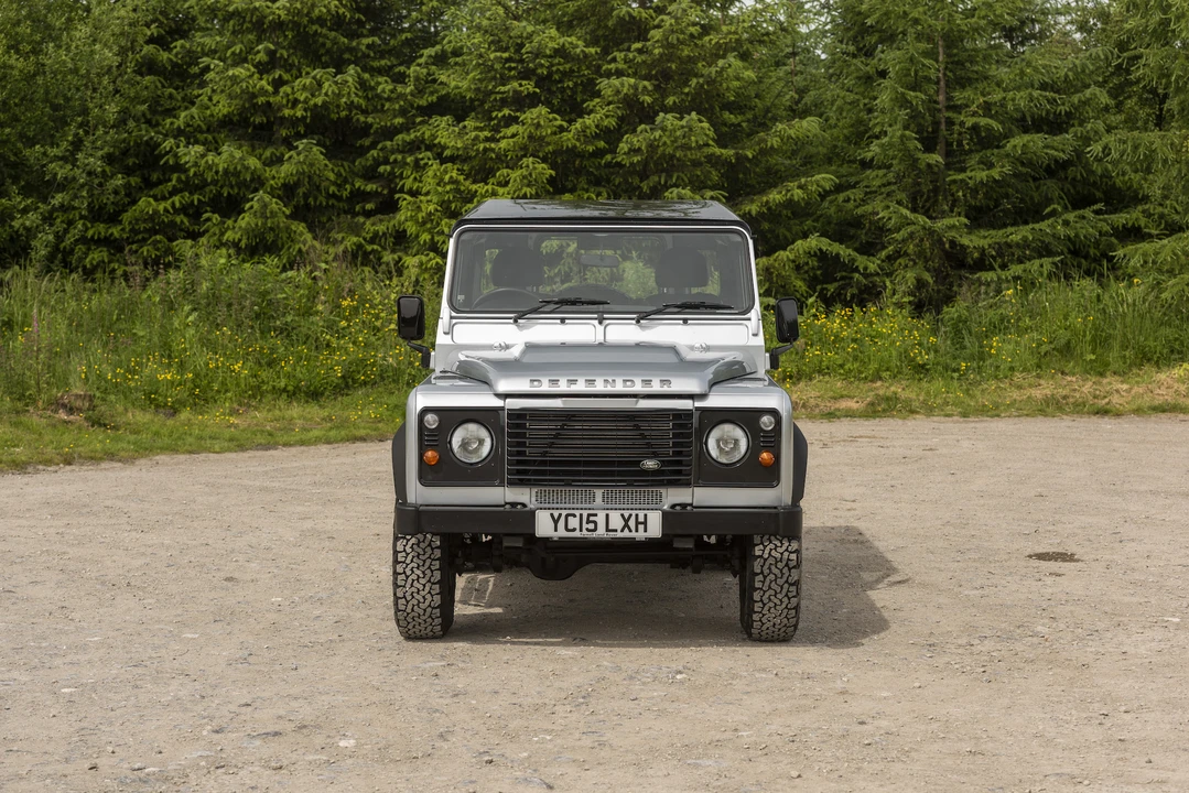 2015 Land Rover Defender 90 - Image 3 of 31