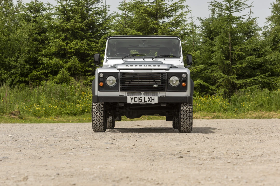 2015 Land Rover Defender 90 - Image 13 of 31