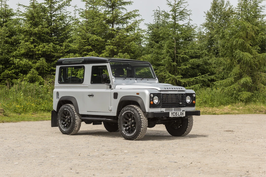 2015 Land Rover Defender 90 - Image 15 of 31