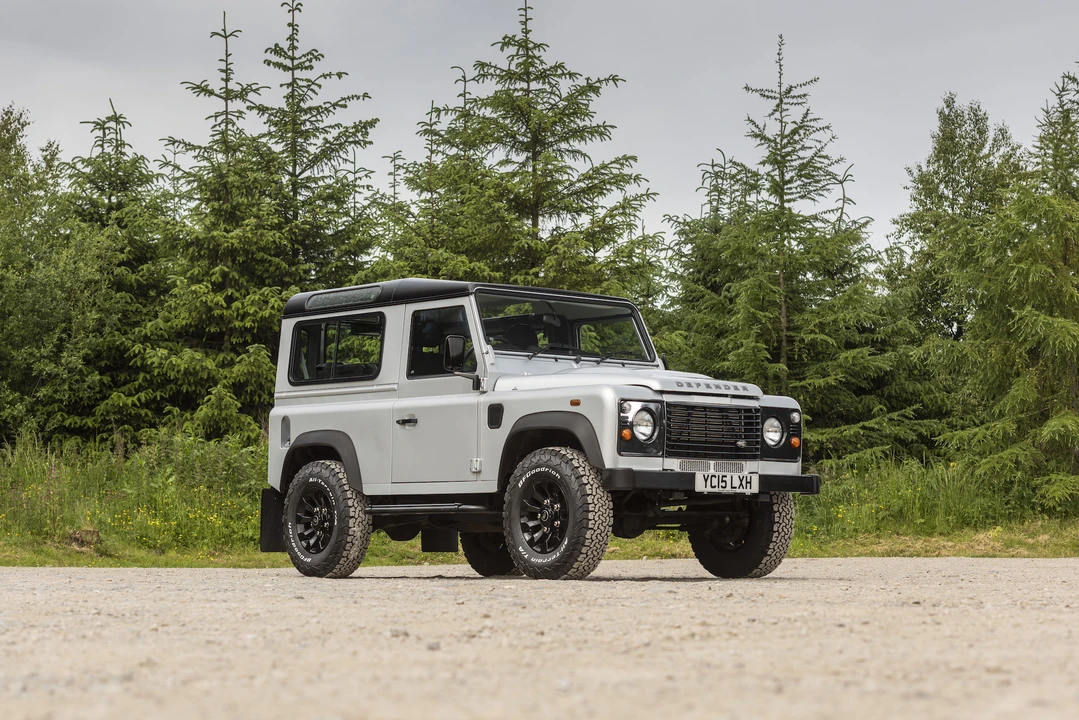 2015 Land Rover Defender 90 - Image 16 of 31