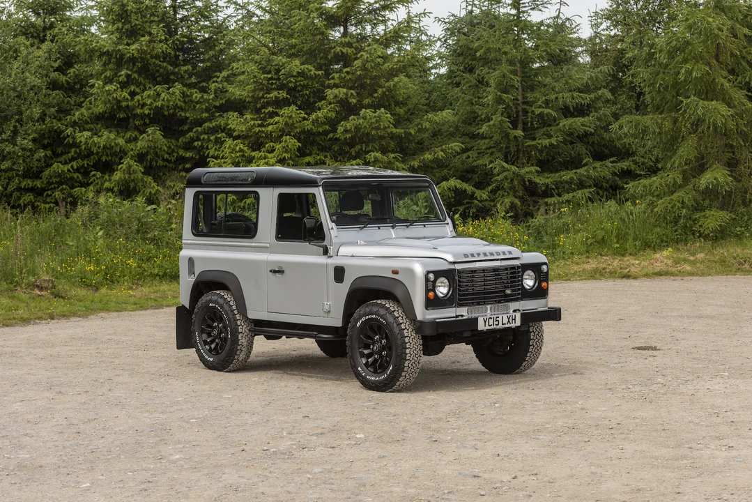 2015 Land Rover Defender 90 - Image 4 of 31